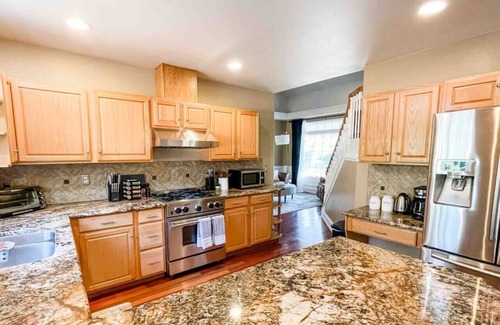 Lakewood House | Tacoma Retreat- Hot Tub, Fireplace & AC!