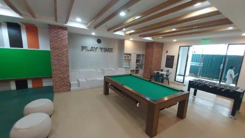 Silang Junction North Apartment | Tagaytay 5 star Lake view 11th flr +Xbox + Netflix