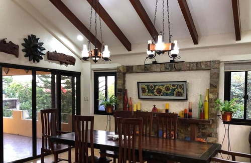Silang House | Tagaytay BNR Guesthouse 4BR W/Balcony 12-14 Guest