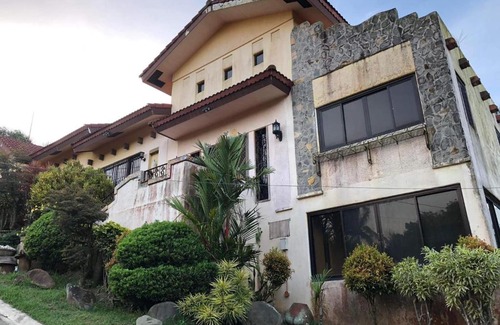 Silang House | Tagaytay BNR Guesthouse 4BR With Balcony 12-14 Guest