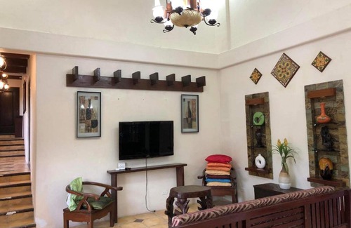 Silang House | Tagaytay BNR Guesthouse 4BR With Balcony 12-14 Guest