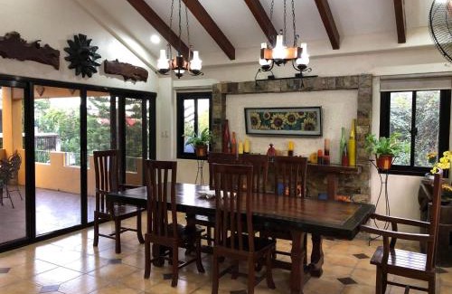Silang House | Tagaytay BNR Guesthouse 4BR With Balcony 12-14 Guest