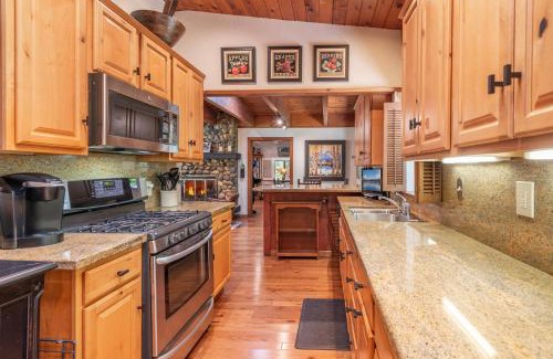 Tahoe Sierra Estates House | Tahoe City Ski Lease 4BR 4 Full BA Home Near Palisades