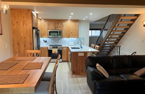 Carnelian Woods Condo | Tahoe condo with hot tub, central AC, fireplace, gas grill & balcony