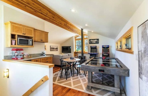 Talmont House | Tahoe Lakeview - Hot Tub/Beach Access/Game Room/Gym