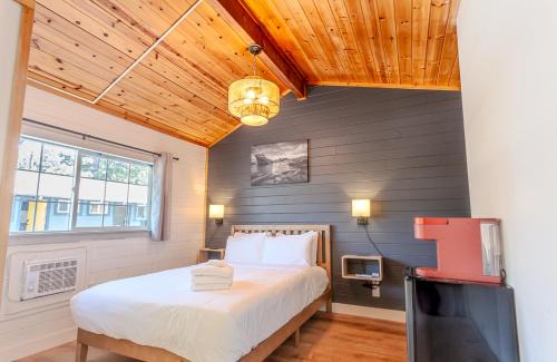 Sierra Tract Hotel | Tahoe Mountain Inn