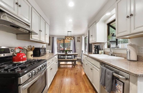 Black Bart House | Tahoe Retreat | Yard, BBQ & Hot Tub | Sleeps 6