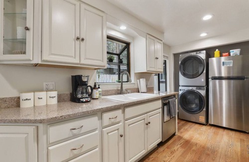 Black Bart House | Tahoe Retreat | Yard, BBQ & Hot Tub | Sleeps 6