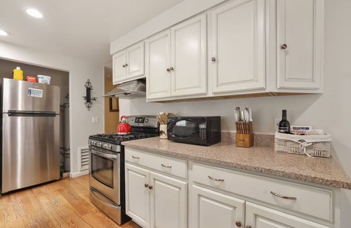 Black Bart House | Tahoe Retreat | Yard, BBQ & Hot Tub | Sleeps 6