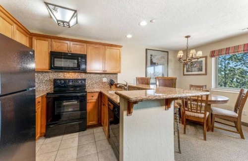 Tahoe Village Apartment | Tahoe Ridge - Kitchen+ Fireplace + Hot Tub + Pool