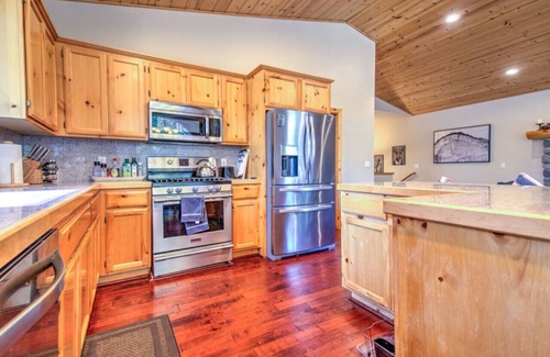 Pioneer Trail House | Tahoe Tranquility - Dogs + Hot tub + Ping Pong