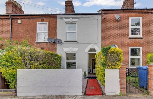 Norwich House | Take Your Family & Friends to enjoy this auiet Central Holiday Home/w Parking and equiped Kitchen