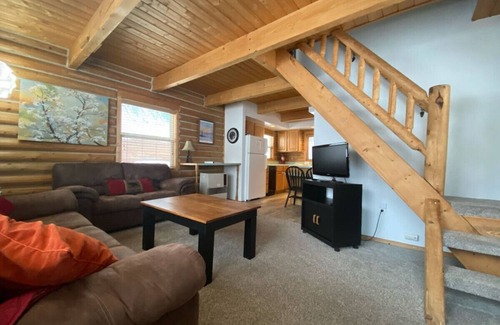 Talkeetna Cabin | Talkeetna Log Cabin with Hot Tub Unit 1