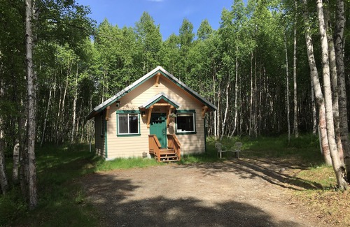 Susitna North Cottage | Talkeetna’s Mount Dall Cottage - WiFi&laundry - easy access from Parks Highway!
