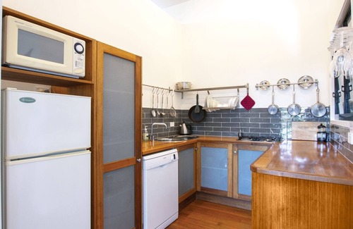 Teven Cottage | Tallaringa secluded romantic cottages - outdoor spa, king size bed and fireplace