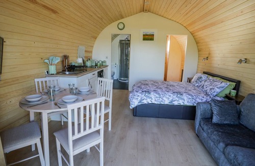 Great Witley Cottage | TAMINA, pet friendly, with hot tub in Great Witley