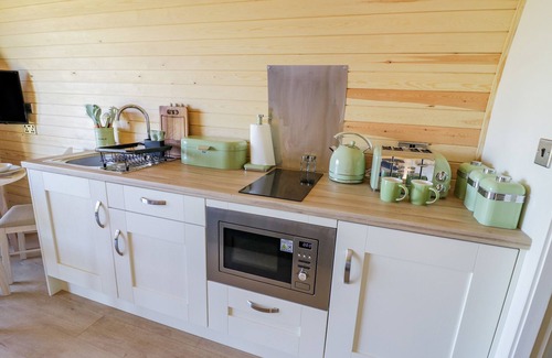 Great Witley Cottage | TAMINA, pet friendly, with hot tub in Great Witley