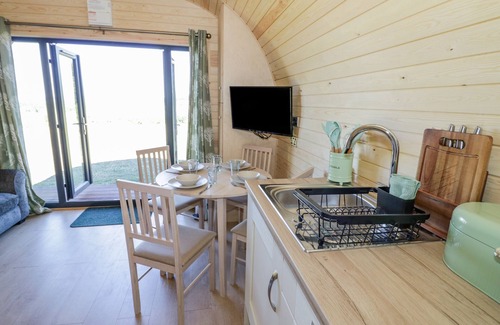 Great Witley Cottage | TAMINA, pet friendly, with hot tub in Great Witley