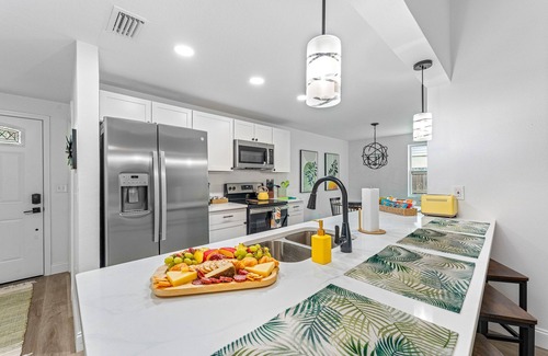 Carrollwood Bed & Breakfast | Tampa Oasis : Heated Pool Hot Tub Game Room