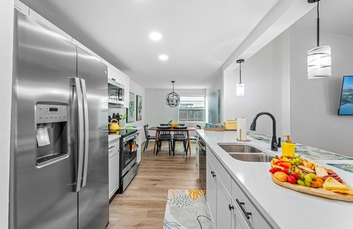 Carrollwood Bed & Breakfast | Tampa Oasis : Heated Pool Hot Tub Game Room