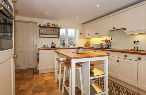 Garn Fadryn House | TAN Y FFORDD, pet friendly, character holiday cottage in Tudweiliog