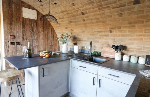 Llanfair Caereinion Cottage | TAN Y WAWR- ONNEN, romantic, with hot tub in Llanfair Caereinion