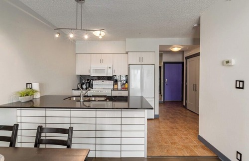 Haysboro Apartment | Tangerine, 1 BR + Den with all the Necessities!