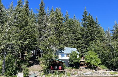 Vanderhoof Cabin | Tapping Beach Retreat-Lakefront property with room for everyone!