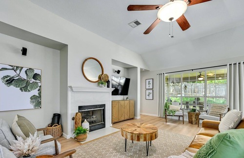 Wells Branch House | 'Tara Sue'- Pet-Friendly 3BR Home! Game Room | Desk Space | Smokeless Fire Pit!