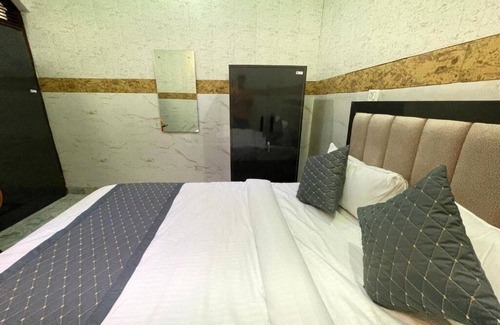 Basai Apartment | Taran Bliss Home stay : Family Room with Bathroom