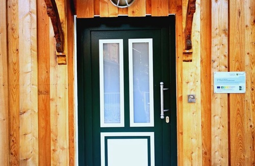 Wilthen House | Taras - Holiday cottage Emilia
