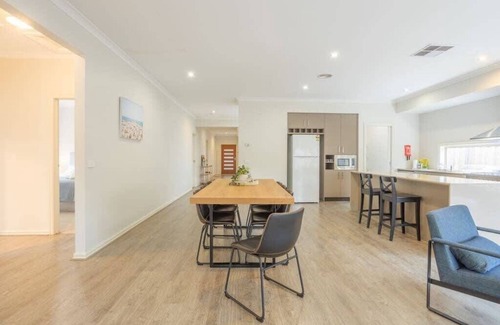 Tarneit House | Tarneit Delight - Familial 4 bedrooms Home