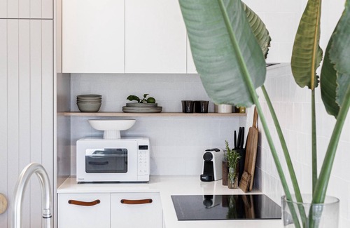 Safety Beach House | Tassells Beach House - Hop, skip & a dog walk to the beach