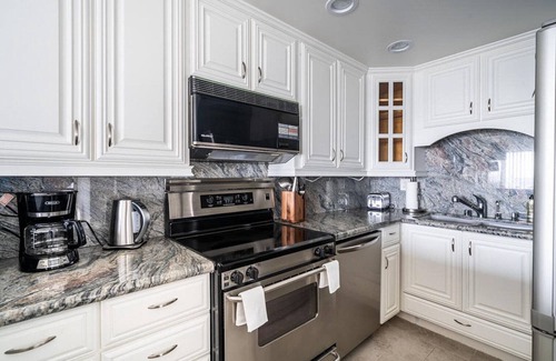 Alamitos Beach Apartment | Tasteful Long Beach 2BR, nr Bars, Groceries & Beach, by Blueground