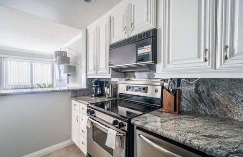 Alamitos Beach Apartment | Tasteful Long Beach 2BR, nr Bars, Groceries & Beach, by Blueground