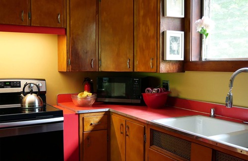 Falls House | Tasteful Riverfront Mid-Century Modern Bungalow — 4 season rental