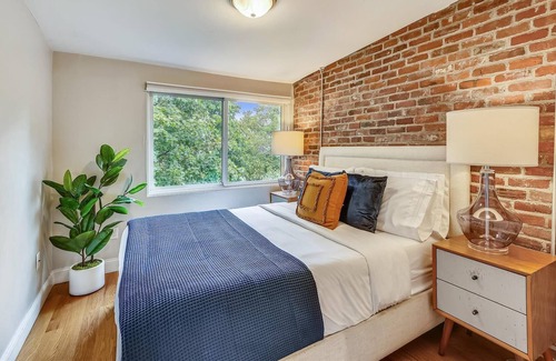 Highland Park House | Tasteful & Timeless Refuge | Near T