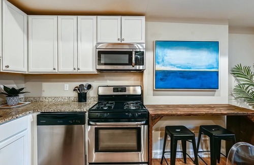 Highland Park House | Tasteful & Timeless Refuge | Near T