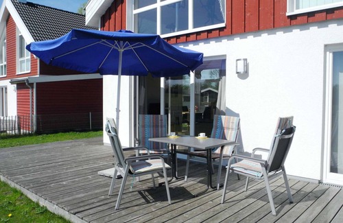 Nordhorn House | Tastefully decorated and fully equipped with garden on the lake