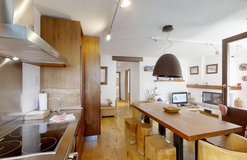 Sils-Maria Apartment | Tastefully renovated 3-room apartment on the first floor, approx.