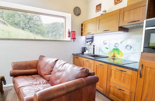 Llanfyllin Cottage | TAWNY BARN, romantic, character holiday cottage in Llanfyllin