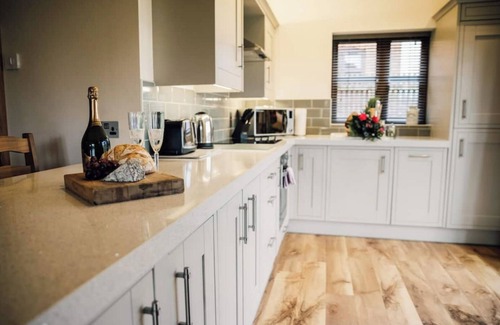 Yoxall Cottage | Tawny Cottage, luxurious and spacious rural haven
