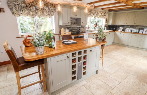 North Somercotes Cottage | TAWNY OWL COTTAGE, pet friendly, with hot tub in North Somercotes