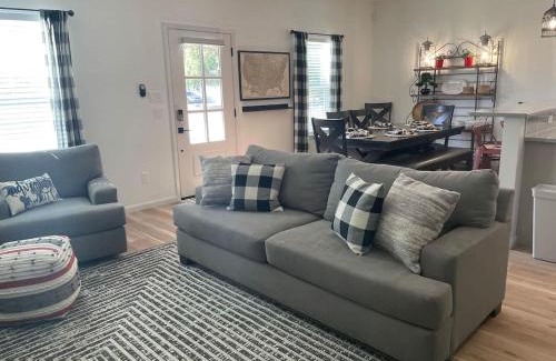 East Riverside House | TAYLOR PLACE-5 Minutes to Silos & Baylor