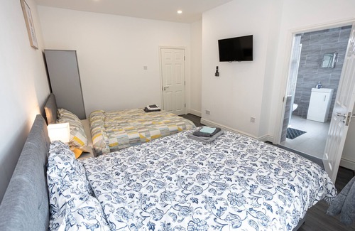 Anfield Bed & Breakfast | TCO Luxury Family Executive Room 5