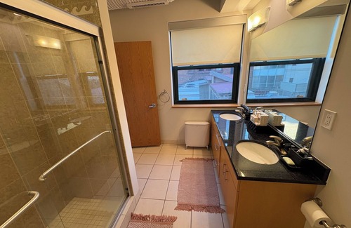 Downtown Cleveland Condo | tCondo on East 4th – Walk to Rocket Arena, Progressive Field & Playhouse Square