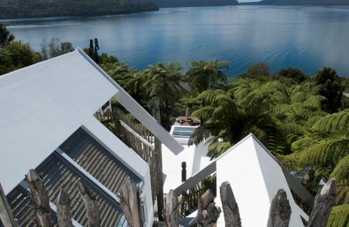 Lake Tarawera House | te Whare -Lake Tarawera tree-top nest