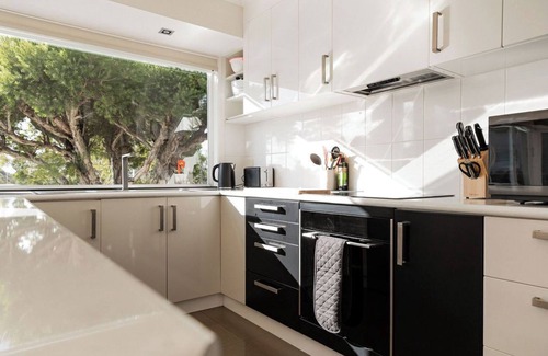 Bicheno House | Tea Tree on Tasman - Central, Serene & Garden-Filled