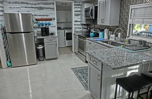 Weeki Wachee Gardens House | Teal Turtle, Swim Mat, Kayaks, Fire Pit! PET FRIENDLY - Weeki Wachee River!