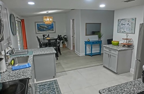 Weeki Wachee Gardens House | Teal Turtle, Swim Mat, Kayaks, Fire Pit! PET FRIENDLY - Weeki Wachee River!